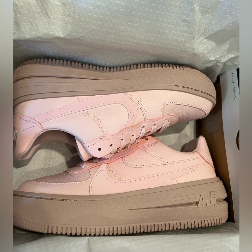 New in box. Perfect condition. Nike. Not even tried on. Platform Air Force 1